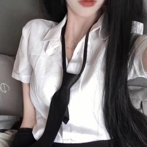 我罩袍下的口红